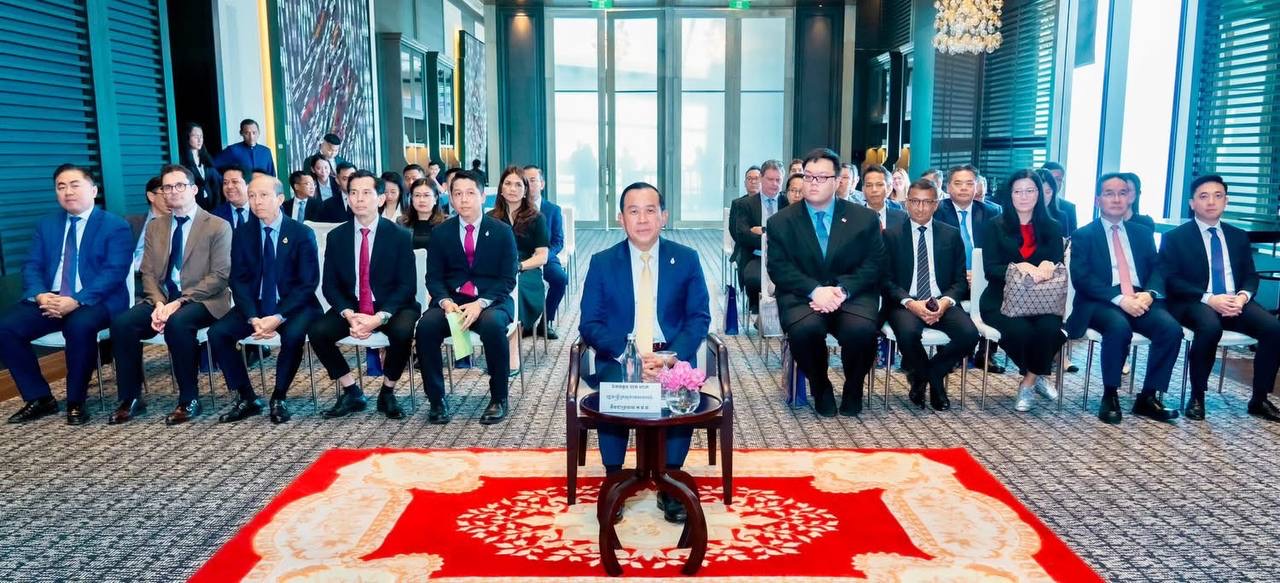 ថតអនុស្សាវរីយ៍រួមគ្នា