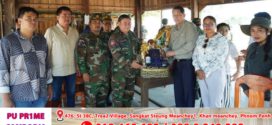 លោក ផុស សុវណ្ណ អគ្គនាយកដ្ឋានព៍ត័មាន និងទូរទស្សន៍ អញ្ជើញចុះសួរសុខទុក្ខ និងនាំអំណោយចែកជូនកងទ័ពនៅយុទ្ធត យោធភូមិភាគទី៤ទិសទី១-២ នៃកងយោធពលខេមរភូមិន្ទក្នុងឱកាសពិធីបុណ្យចូលឆ្នាំថ្មី