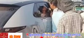 ភ្ញាក់ផ្អើលទាំងព្រឹកព្រលឹម! បុរសម្នាក់ជាប់គាំងក្នុងរថយន្តអគ្គិសនី សុំជួយសង្គ្រោះ ខណៈរថយន្តរលត់ និងជាប់សោទ្វារ