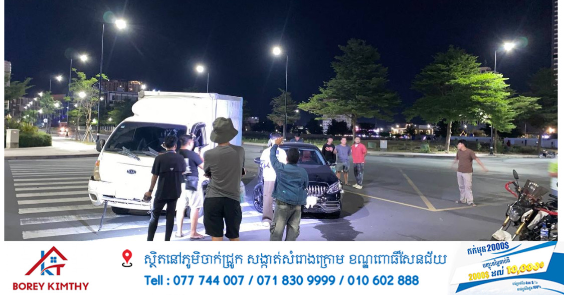 រថយន្តដឹកទំនិញបុកគ្នាជាមួយរថយន្តស៊េរីទំនេីបត្រង់ផ្លូវបំបែកជាបួនបណ្តាលឲ្យរងការខូចខាត