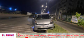 រថយន្ដ​ TOYOTA Prius បេីកឡេីងខឿនសួនពុះចែកទ្រូងផ្លូវរងការខូចខាត
