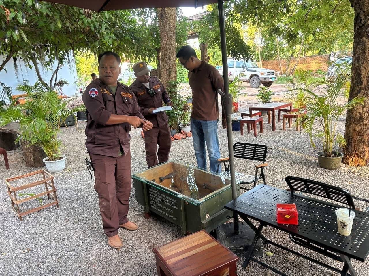 អគ្គនាយក​ស៉ីម៉ាក់​៖​ ហាងកាហ្វេមួយកន្លែង​ យកគ្រាប់មិនទាន់ផ្ទុះសំណល់សង្គ្រាមដាក់តាំង​ និងយកកេសគ្រាប់ធ្វេីជាតុកាហ្វេហ្នង!! ជាទង្វេីគ្រោះថ្នាក់​ និងខុសច្បាប់