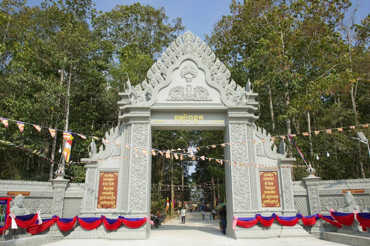 បរិវេណវត្តព្រៃខ្លូត