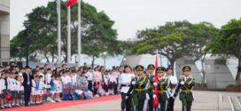 ហុងកុងធ្វើពិធីបង្ហូតទង់ជាតិនៅថ្ងៃទី ៤ ខែឧសភា ដើម្បីចូលរួមរំលឹកខួប ៩០ ឆ្នាំនៃជ័យជម្នះមហាដំណើររបស់កងទ័ពក្រហម