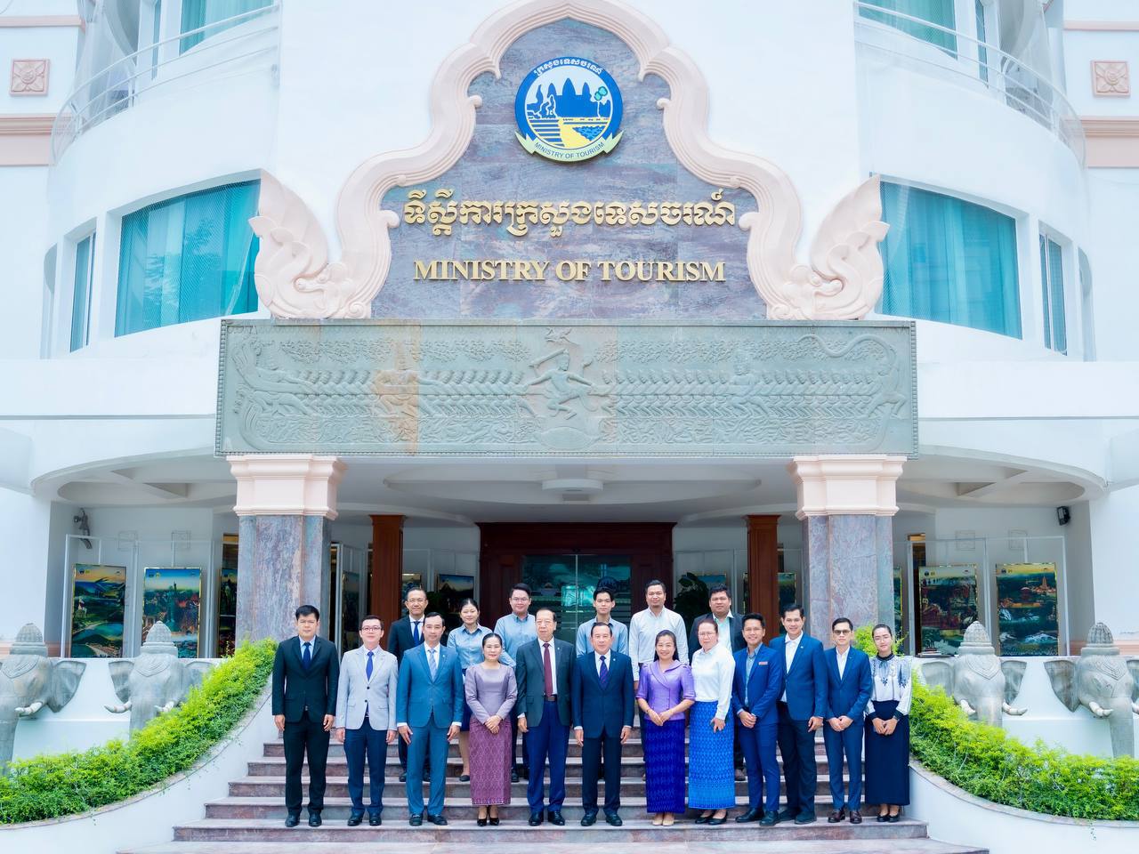 រដ្ឋមន្ត្រី ហួត ហាក់ ជួបយុវជន