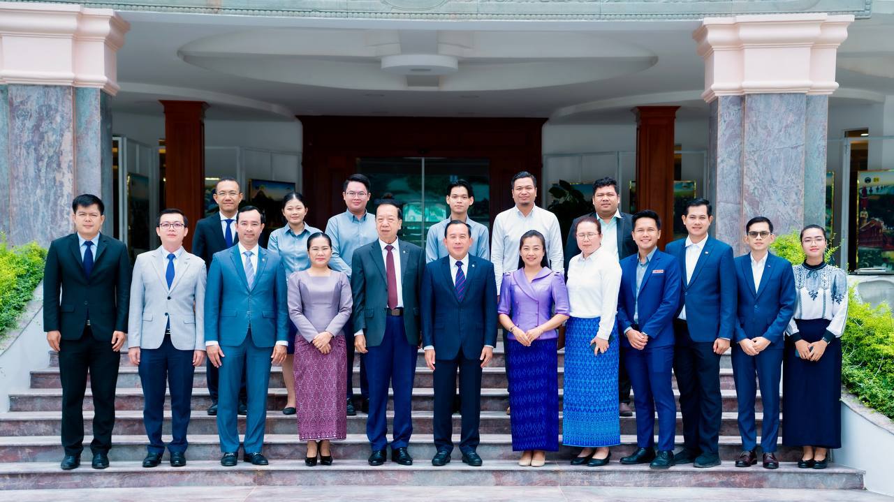 រដ្ឋមន្ត្រី ហួត ហាក់ ជួបយុវជន