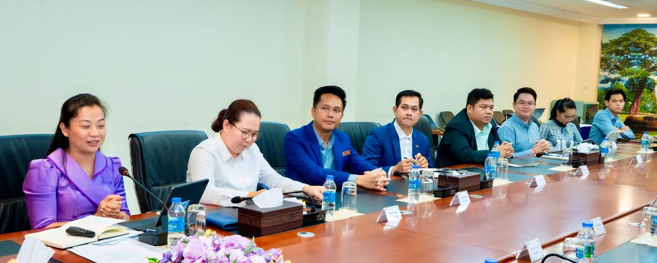 រដ្ឋមន្ត្រី ហួត ហាក់ ជួបយុវជន