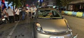 បុរសម្នាក់បេីករថយន្ដ Prius ក្នុងល្បឿនលឿនមិនប្រយ័ត្នក៏ជ្រុលទៅបុករបាំងថ្មពុះចែកទ្រូងផ្លូវរងការខូចខាតយ៉ាងដំណំ