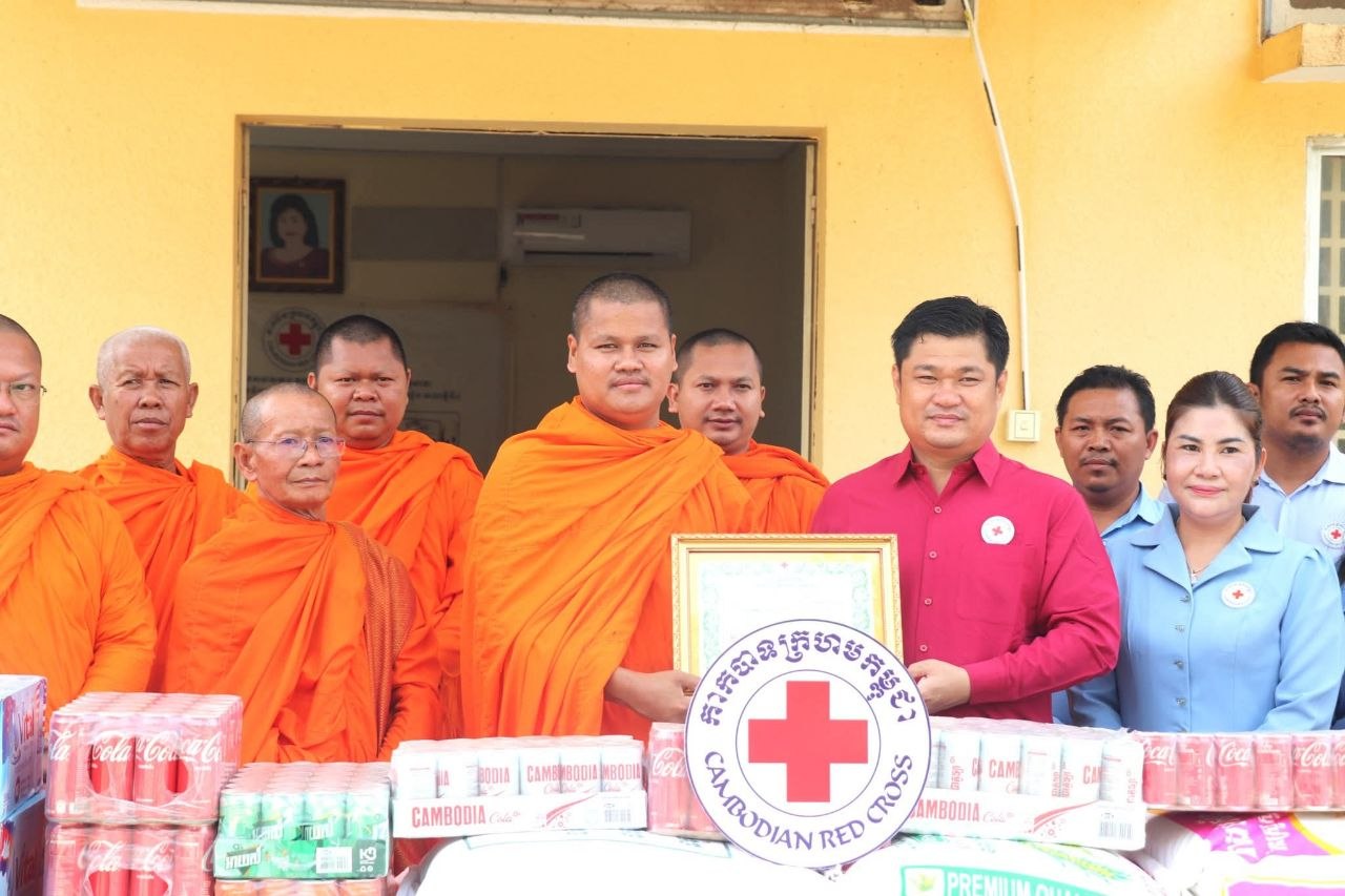 អនុសាខាកាកបាទក្រហមកម្ពុជាក្រុងបាវិត ទទួលបច្ច័យ ទេយ្យទានពីព្រះសង្ឃទាំង១៩វត្តក្នុងក្រុង