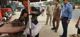 លោក រស់ វាសនា   ចុះអប់រំណែនាំអាជីវករ លក់ដូរតាមបណ្ដោយផ្លូវជាតិលេខ១ ចាប់ពីស្ពានកន្ទុយវ៉ៃ រហូត មកដល់ទំនប់តាណេងច្រាំងរាហុលនៅក្រុងស្វាយរៀង