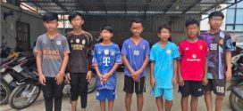 នគរបាលក្រុងបាវិត​ ឃាត់ខ្លួន ក្មេងទំនើង​ ០៧នាក់ ដដែលបាន​បង្ហោះ​រូបភាព​កាន់​កាំបិត​ ឌឺដង​គ្នា​បង្ហោះ​លើ​បណ្ដាញ​សង្គម​ Facebook មកធ្វើការអប់រំ