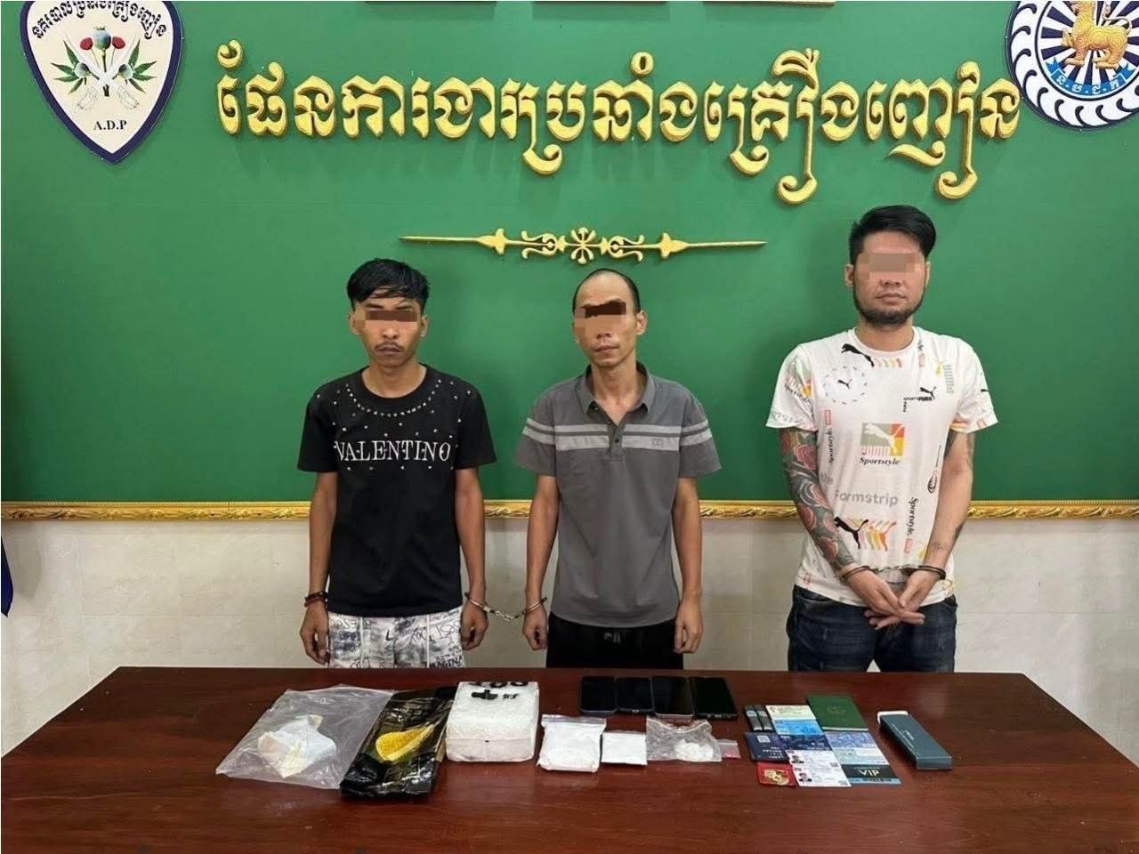 ​សមត្ថកិច្ច ឃាត់​ខ្លួន​ជនសង្ស័យ ០៣នាក់ ពាក់ព័ន្ធបង្ក្រាប​ករណី​ជូញដូរ​ និងដឹក​ជញ្ជួន​ ប្រើប្រាស់​ខុស​ច្បាប់​នូវ​សារធាតុ​ញៀន