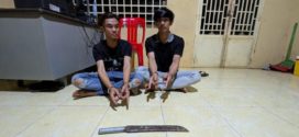 ប្រទះឃើញក្មេងស្ទាវ០១ក្រុម ដាក់ក្រោមកែបម៉ូតូនិងអង្គុយពីលើដាវ សមត្ថកិច្ចក្រុងសួងឃាត់ខ្លួនជនសង្ស័យ២នាក់