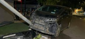 រថយន្ត​មួយគ្រឿង​ម៉ាក​ LEXUS LM300 បាន​បេីក​ក្នុង​ល្បឿន​លឿន​ក៏​រ៉េចង្កូត​ទៅបុក​បង្គោល​ភ្លើង​បំភ្លឺ​ផ្លូវ​បណ្តាល​អោយ​បាក់អស់មួយ​ដេីម