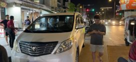 បើករថយន្តឈប់ទិញផ្លែទុរ៉េន ត្រូវជនសង្ស័យលួចគាស់ទ្វាររថយន្តយកកាបូបលុយបានសម្រេច ហើយគេចខ្លួនបាត់