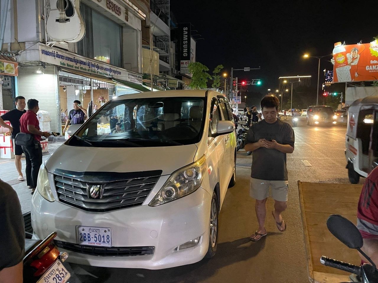 បើករថយន្តឈប់ទិញផ្លែទុរ៉េន ត្រូវជនសង្ស័យលួចគាស់ទ្វាររថយន្តយកកាបូបលុយបានសម្រេច ហើយគេចខ្លួនបាត់