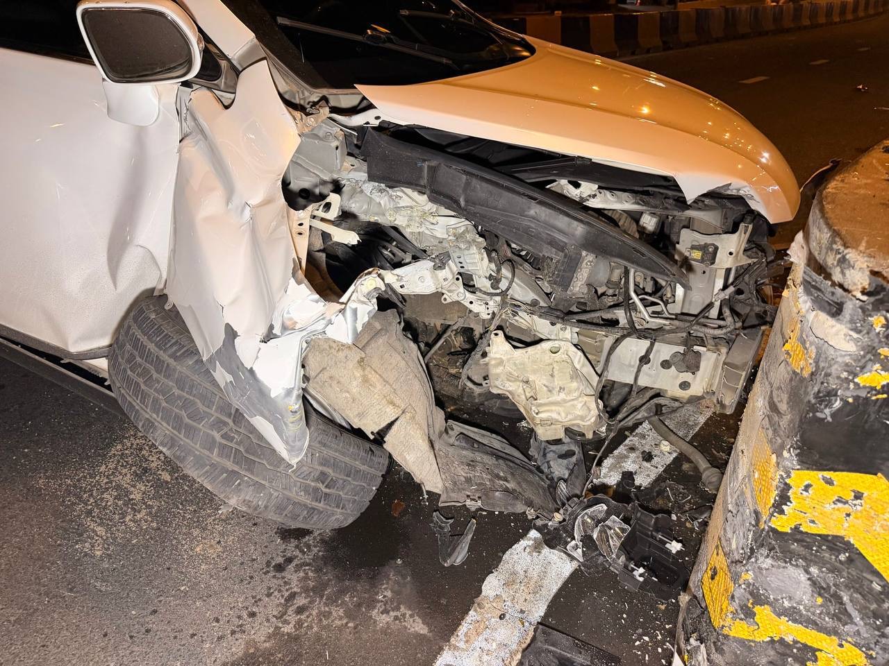 រថយន្តLexus RX350 បុករបាំងថ្មគល់ស្ពានអាកាសក្បាលថ្នល់​ពេញទំហឹង​ រងការខូចខាតយ៉ាងដំណំ