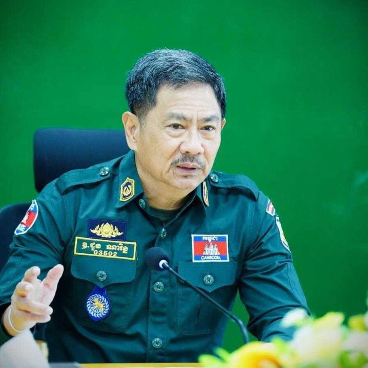 លោកឧត្តមសេនីយ៍ឯក​ ជួន​ ណារិន្ទ​៖ មិនមានការឃាត់ខ្លួនមន្រ្តីផ្កាយ២នោះទេ គ្រាន់តែអញ្ជើញប្រពន្ធរបស់លោកមកសួរនាំ ក្រោយអាជ្ញាធររកឃើញសម្ភារមួយចំនួនសង្ស័យពាក់ព័ន្ធ Online Scams នៅបុរីកំពុងសាងសង់ ដែលគាត់ជាម្ចាស់