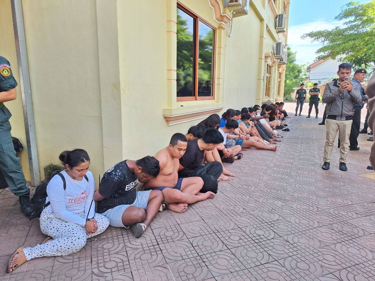 កម្លាំងគណៈបញ្ជាការឯកភាពខេត្តបាត់ដំបង ឆ្មក់​បង្ក្រាបបទល្មើស Online Scams ឃាត់ខ្លួនជនបរទេស២៧នាក់​ ស្ថិតនៅផ្ទះវីឡារបស់ឧត្តមសេនីយ៍ម្នាក់