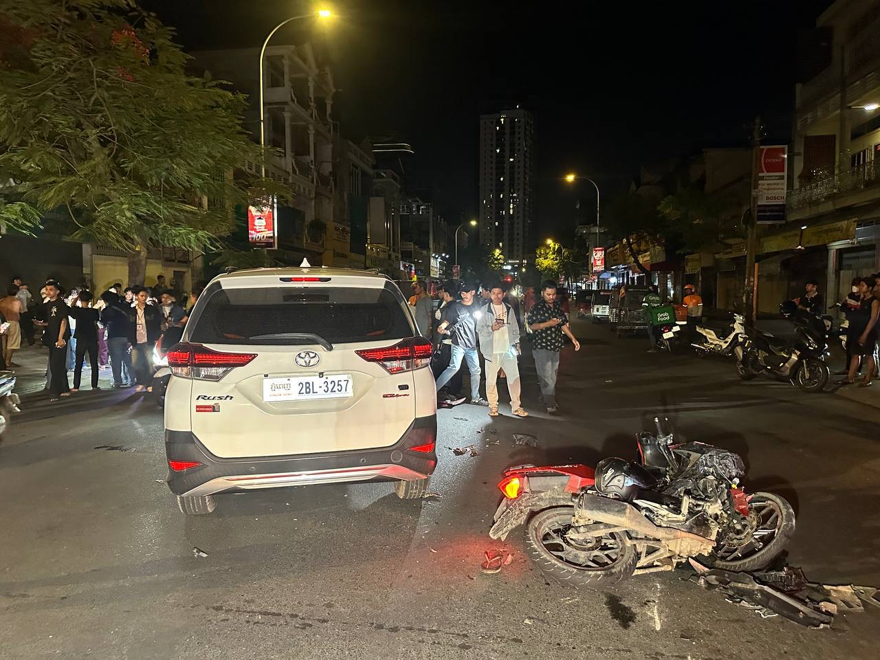 ជិះម៉ូតូដេញវាយគេ ជ្រុលទៅបុករថយន្តបណ្ដាលឲ្យរងរបួសធ្ងន់ស្រាលទា