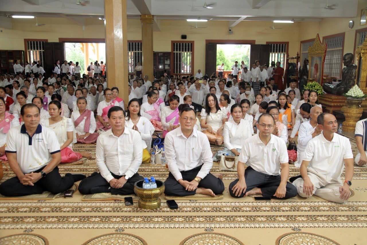 ទឹកប្រាក់៩ម៉ឺនដុល្លារបានមកធ្វើបុណ្យផ្កាមហាសាគ្គី ប្រគល់ជូន ម