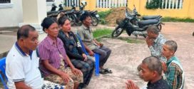 យុវជនបង្ហោះម៉ូតូ ៣នាក់ ត្រូវនគរបាលស្រុកដំណាក់ចង្អើរ ឃាត់ខ្លួនមកអប់រំណែនាំ និងហៅអាណាព្យាបាលមកធានា