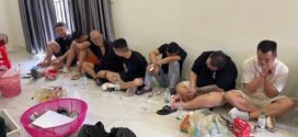 បង្ក្រាបទីតាំង Scam online នៅស្រុកមុខកំពូល ខេត្តកណ្ដាល ,ចាប់ជនជាតិចិនបាន៩នាក់ដាក់ឃុំនៅស្នងការដ្ឋាន រួមនឹងសម្ភារៈមួយចំនួនធំ និងរថយន្តផងដែរ