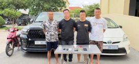 តុលាការ បង្គាប់​ឲ្យឃុំខ្លួន​ចិន​០៤​នាក់ ពាក់ព័ន្ធ​ករណីសម្លាប់​ចិន​ ០១នាក់ ដាក់​សព​ក្នុង​រថយន្ត​Prius នោះ! ប្រឈម​ជាប់គុក​ ម្នាក់ៗ ១ជីវិត