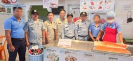 មន្ត្រីអធិការកិច្ចម្ហូបអាហារនៃអគ្គនាយកដ្ឋាន ការពារអ្នកប្រើប្រាស់ កិច្ចការប្រកួតប្រជែង និងបង្ក្រាបការក្លែងបន្លំ   ពិន័យហាង «ចរណៃ» ពី១០ ទៅ ២០លានរៀល ករណីបន្លំលក់ត្រីត្រោតថាជាត្រីសាម៉ុន