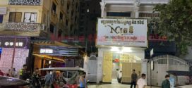 គួរឱ្យអាណិតអាសូរដល់លោកអ៊ំុម្នាក់ រត់កង់បីណាស់គ្រាន់តែឈប់កង់បីមុខហាងកែសម្ផស្សមួយកន្លែង ត្រូវបានម្ចាស់ហាងរុញច្រានបណ្ដាលឲ្យដួលផ្ងារក្រោយសន្លប់ស្ដូកស្ដឹង