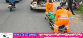 ជិះម៉ូតូបុកតុដែលធ្លាក់ពីរ៉ឺម៉កបណ្តាលឲ្យដួលបាក់ជេីងស្ត្រីម្នាក់