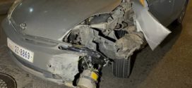 រថយន្ត toyota prius បុករបាំងថ្មពុះចែកទ្រូងផ្លូវបាក់មួយកង់ខូចខាតយ៉ាងដំណំ