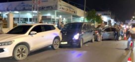 រថយន្ត toyota priusព្យាយាមបើកគេចពីសមត្ថកិច្ចដាក់គោលដៅត្រួតពិនិត្យជាតិអាកុលជ្រុលទៅបុករះរថយន្តនៅពីមុខចំនួន៣គ្រឿងរងការខូចខាតយ៉ាងដំណំ