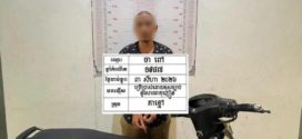 បុរសម្នាក់ផ្តួលម៉ូតូរត់គេចពីសមត្ថកិច្ច ត្រូវឃាត់ខ្លួនបាន រួមជាមួយថ្នាំញៀន ៨កញ្ចប់ នៅក្រុងតាខ្មៅ