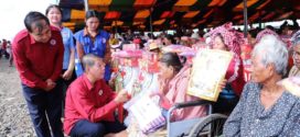 សម្តេចកិត្តិព្រឹទ្ធបណ្ឌិត ប៊ុន រ៉ានី ហ៊ុនសែន ប្រ ធានកាកបាទក្រហមកម្ពុជា ត្រូវបានប្រគល់ជូនប្រជាជនភៀសសឹក ប្រជាពលរដ្ឋក្រីក្រក្នុងគម្រោងLASED III និងអតីតយុទ្ធជន១,០៦២ គ្រួសារ ក្នុងខេត្ដឧត្ដរមានជ័យ